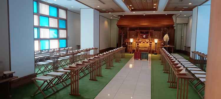 神前式が執り行われる挙式会場で神社へ向かわなくても式を挙げることができるそうです。