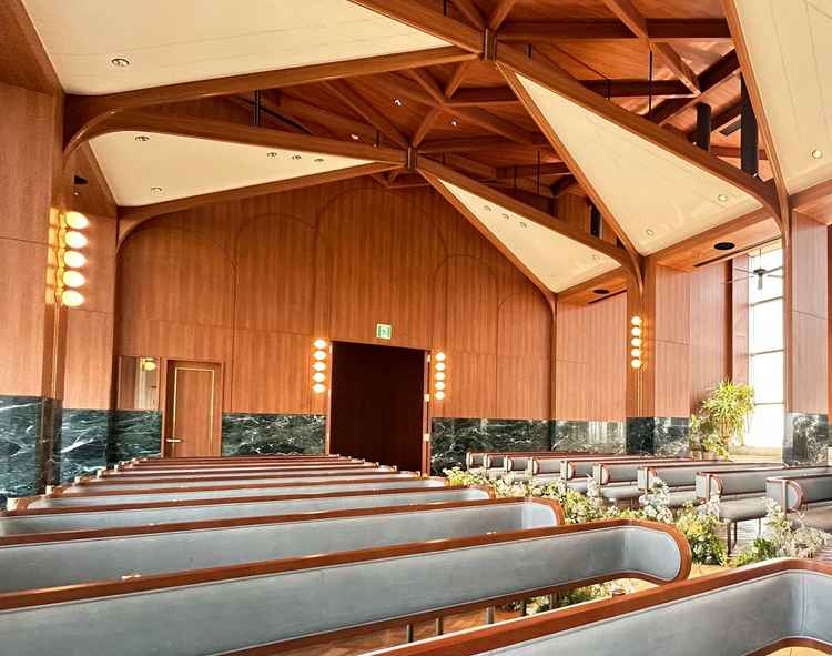 天井の木組みが美しいチャペルです。ナチュラルさと洗練が絶妙に調和しています。