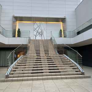 式後にフラワーシャワーが出来る大きな階段があります