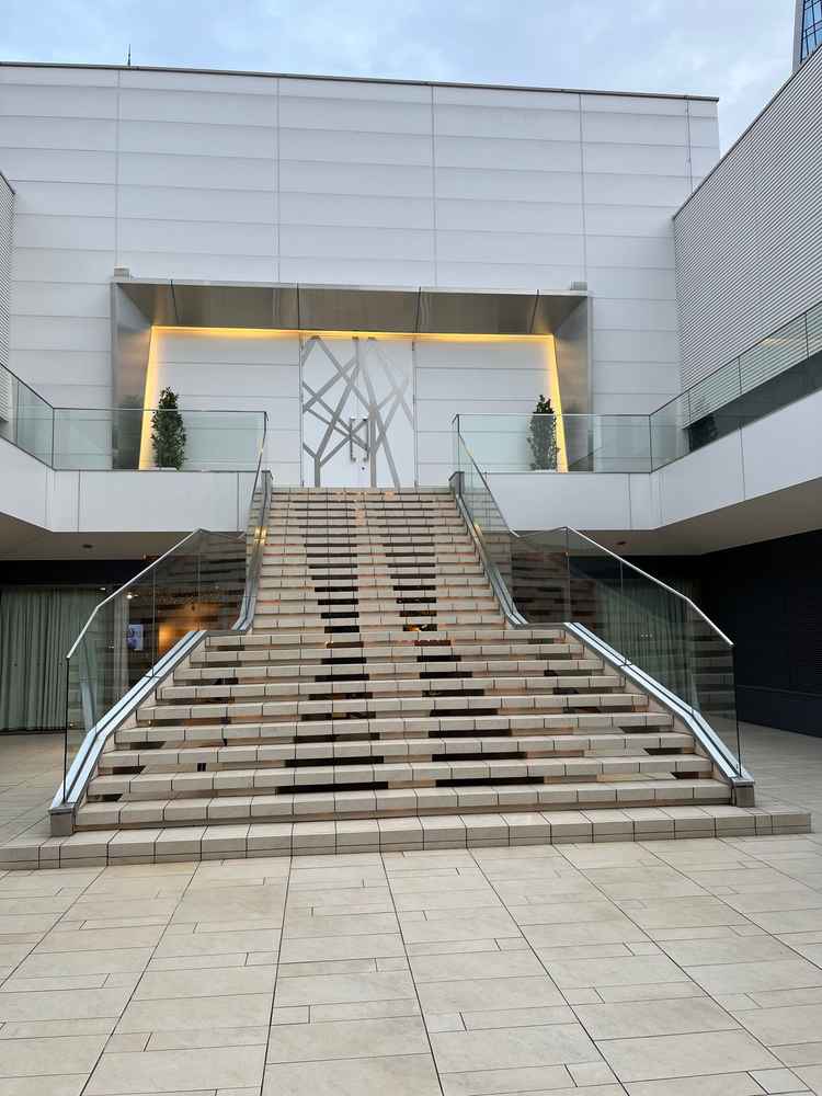 式後にフラワーシャワーが出来る大きな階段があります