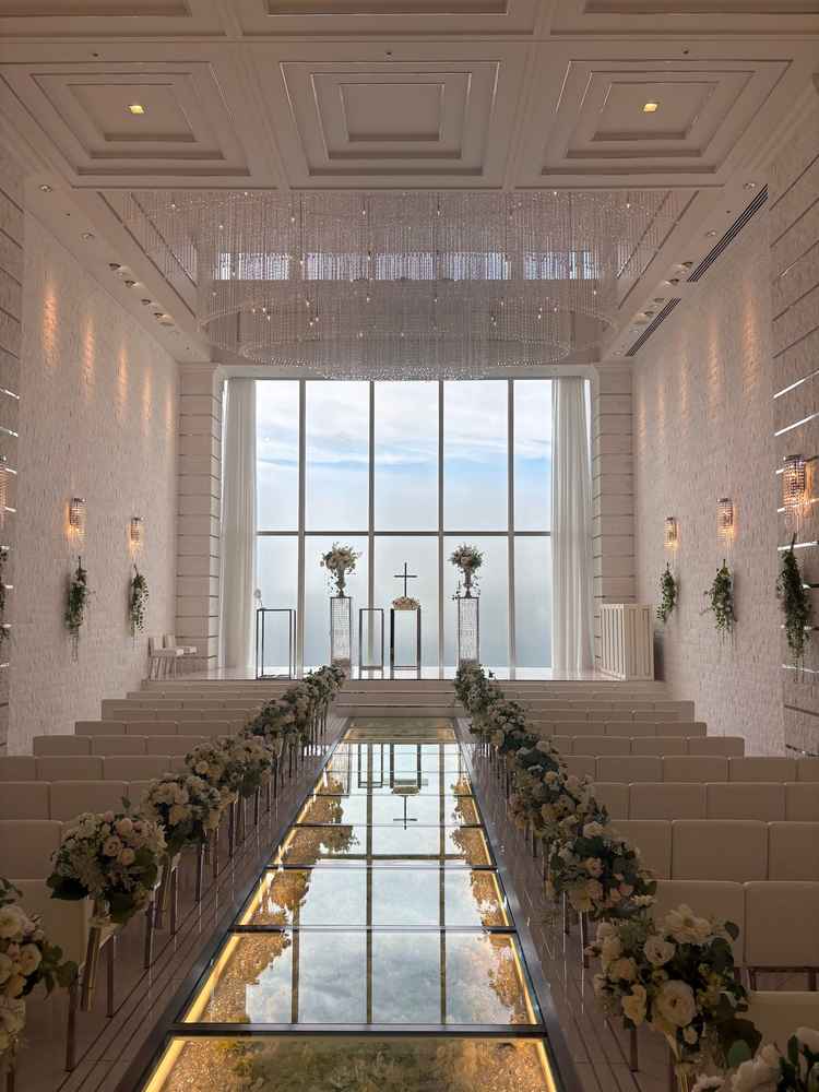 チャペルはここが都会の真ん中である事を忘れさせるくらい幻想的なチャペル。とにかく美しかった。