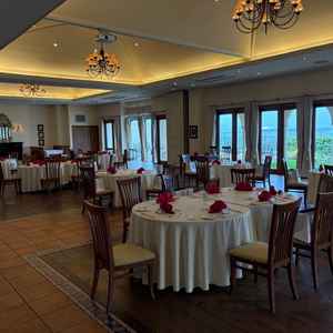 披露宴会場も温かみのある雰囲気。人数に合わせてできるので少人数婚もしっかり対応できる。