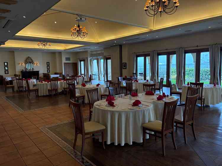 披露宴会場も温かみのある雰囲気。人数に合わせてできるので少人数婚もしっかり対応できる。