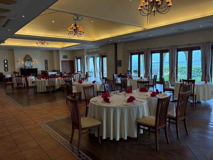 披露宴会場も温かみのある雰囲気。人数に合わせてできるので少人数婚もしっかり対応できる。