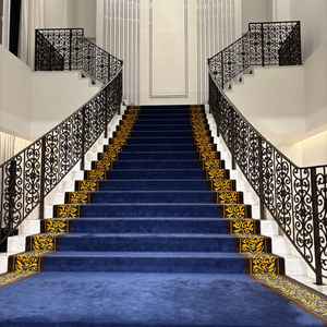 青の絨毯が映えてて、白のウェディングドレスがとても綺麗に見えそうだなと思いました！