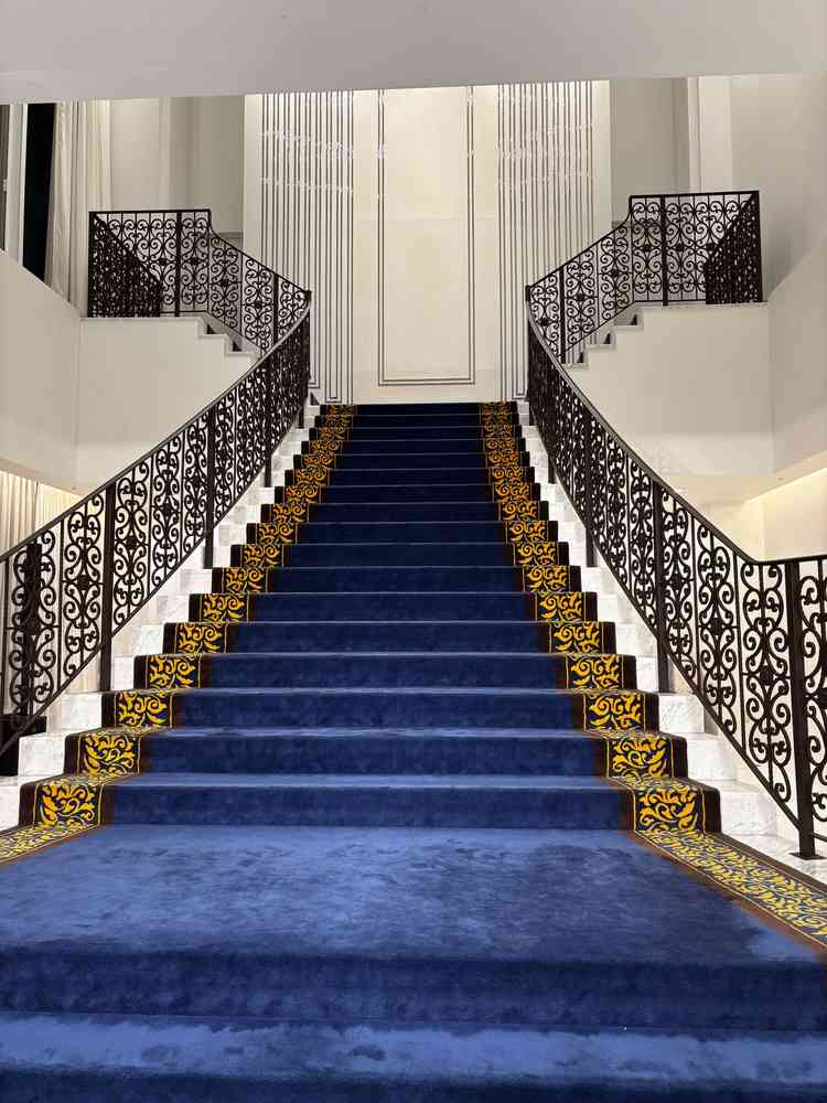 青の絨毯が映えてて、白のウェディングドレスがとても綺麗に見えそうだなと思いました！