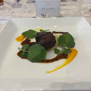 試食二品目、和牛肉のトリュフソースがけ