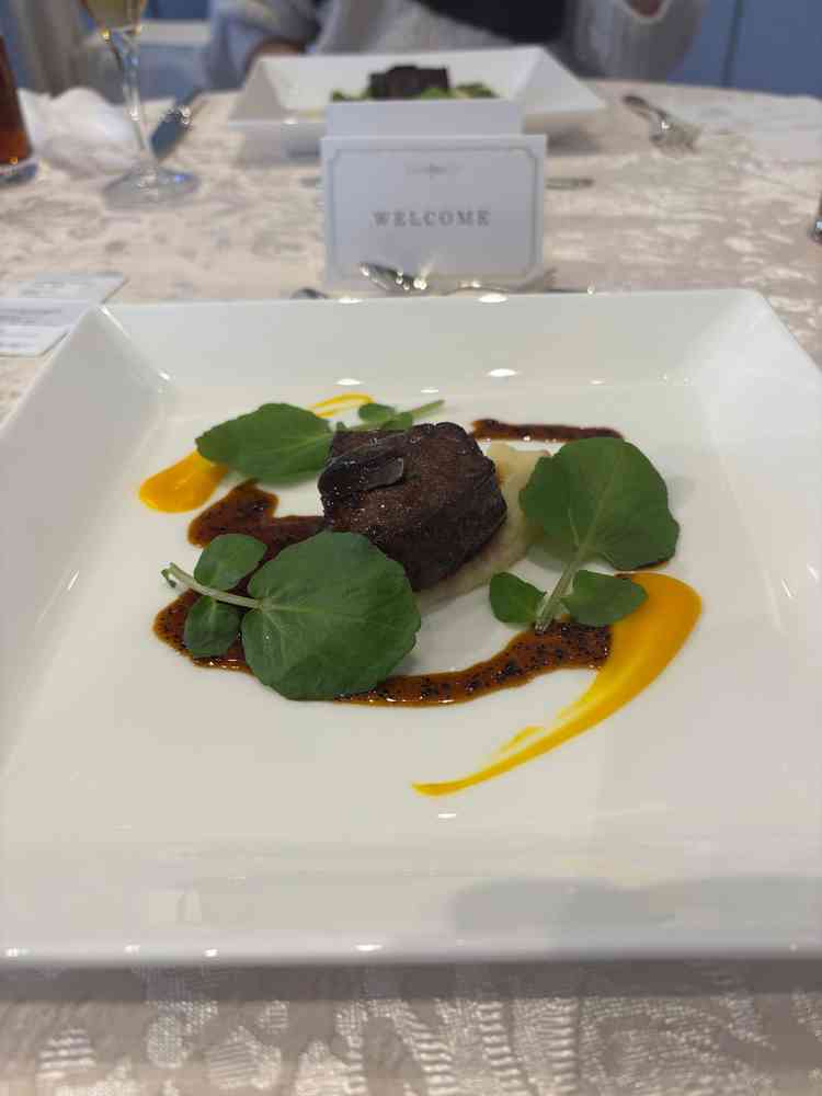 試食二品目、和牛肉のトリュフソースがけ