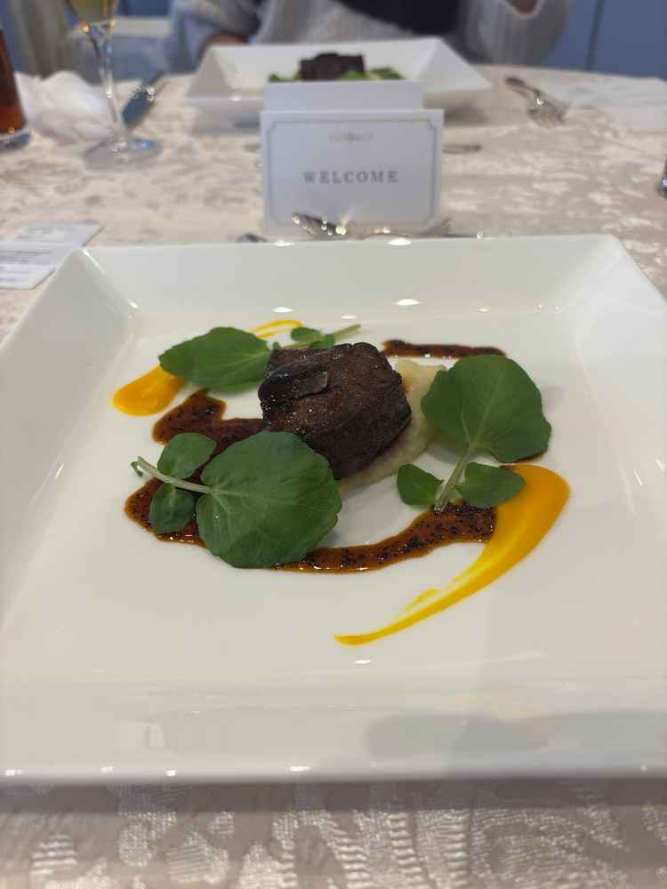 試食二品目、和牛肉のトリュフソースがけ