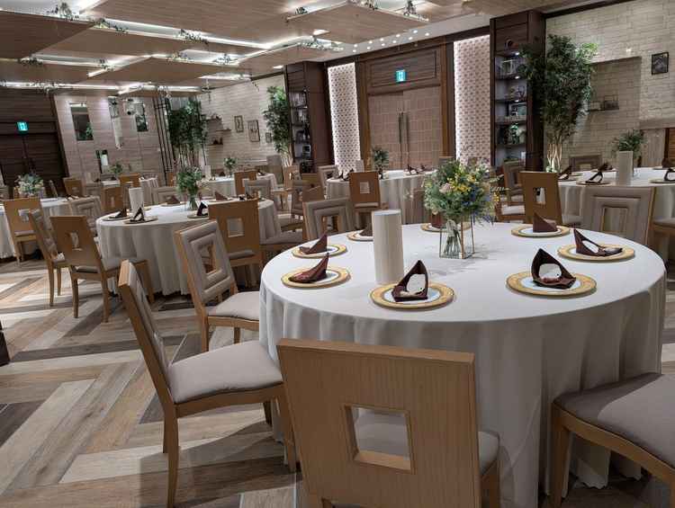 ホテルの披露宴会場だが、どこかカフェにいるようなリラックスできる会場。