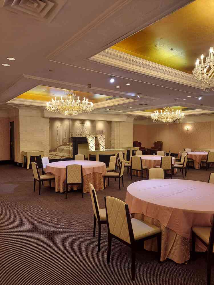 披露宴会場の写真。高砂席を作っていてピンクを基調としていて可愛い。