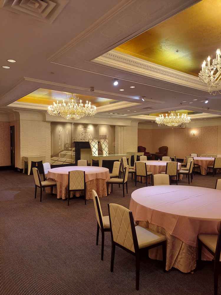 披露宴会場の写真。高砂席を作っていてピンクを基調としていて可愛い。