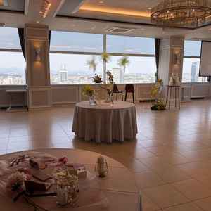 大人数用の披露宴会場。眺めが良く、横長であることでゲストとの距離を近く感じることができる作りでした。