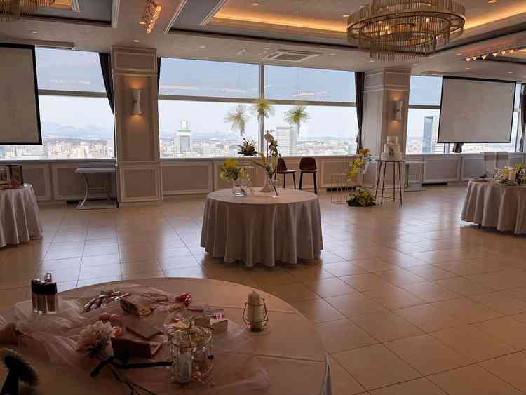 大人数用の披露宴会場。眺めが良く、横長であることでゲストとの距離を近く感じることができる作りでした。