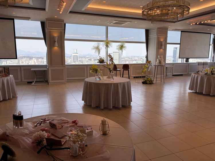 大人数用の披露宴会場。眺めが良く、横長であることでゲストとの距離を近く感じることができる作りでした。