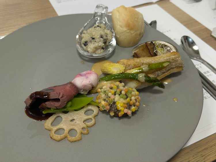 トリュフリゾット、牛フィレ肉、甘鯛、鮑など豪華食材を使った料理