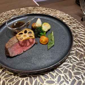 アルモニービーフと呼ばれる独自のブランド肉を使った料理。