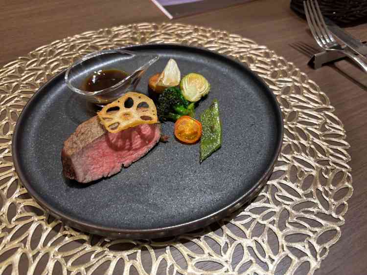 アルモニービーフと呼ばれる独自のブランド肉を使った料理。