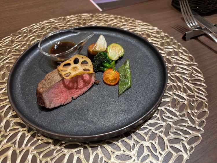 アルモニービーフと呼ばれる独自のブランド肉を使った料理。