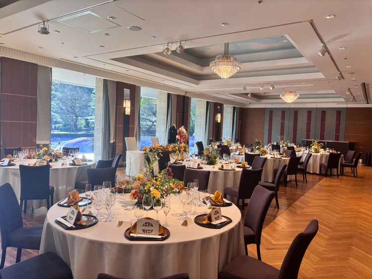 1階にあり窓から日本庭園が見えるパラッツォオータニという会場です。和装も映えそうな雰囲気でした。