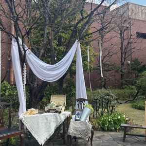 教会前ガーデンの写真。木を使って装飾されていておしゃれでした。夜はライトアップされるそうです。