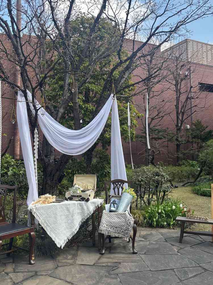 教会前ガーデンの写真。木を使って装飾されていておしゃれでした。夜はライトアップされるそうです。