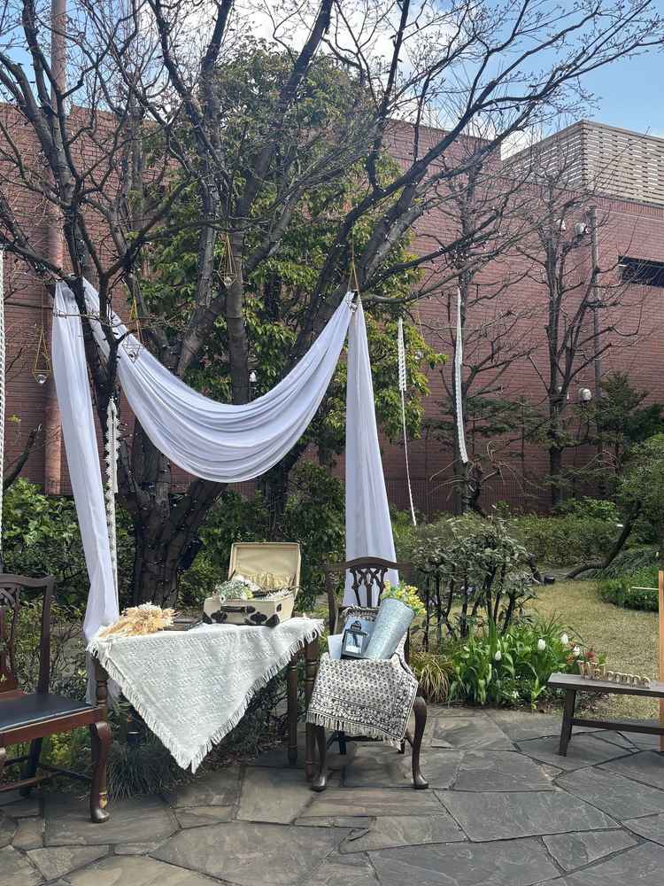 教会前ガーデンの写真。木を使って装飾されていておしゃれでした。夜はライトアップされるそうです。