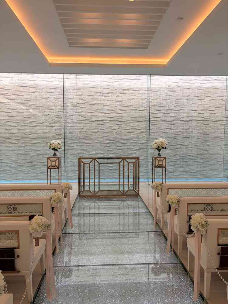 チャペルが他にない滝が流れている綺麗な場所だった