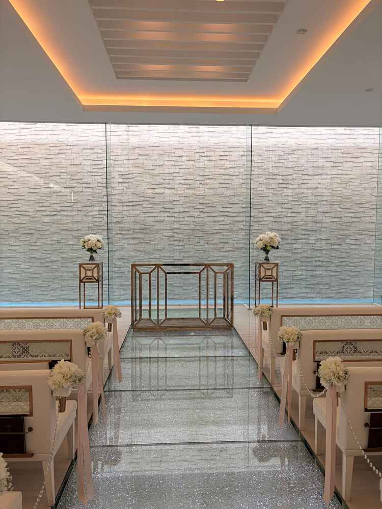 チャペルが他にない滝が流れている綺麗な場所だった