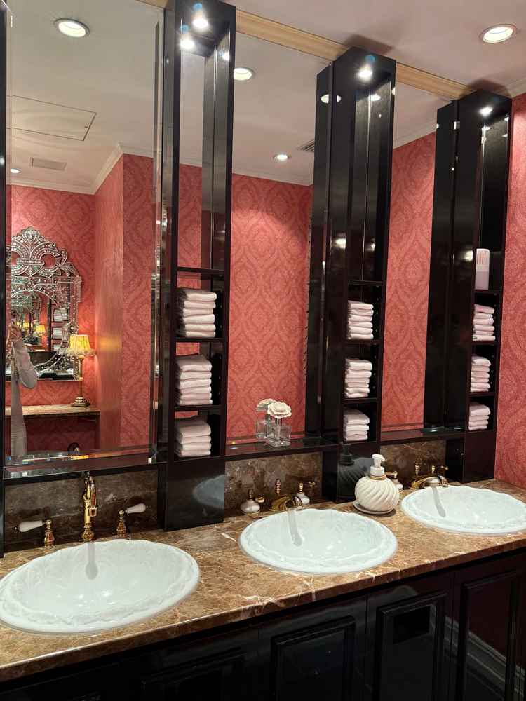 お手洗いの広さやメイク直しスペースの充実さ、また貸切なのでアメニティも自由に置けるのがいいと思いまし