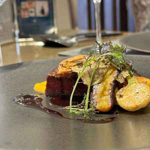 黒毛和牛フィレ肉のグリエ。その他料理もカブを使うなど遊び心が多かった