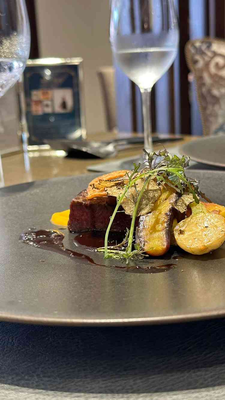 黒毛和牛フィレ肉のグリエ。その他料理もカブを使うなど遊び心が多かった