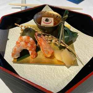 食事1。縁起物が多く和の印象が強い。