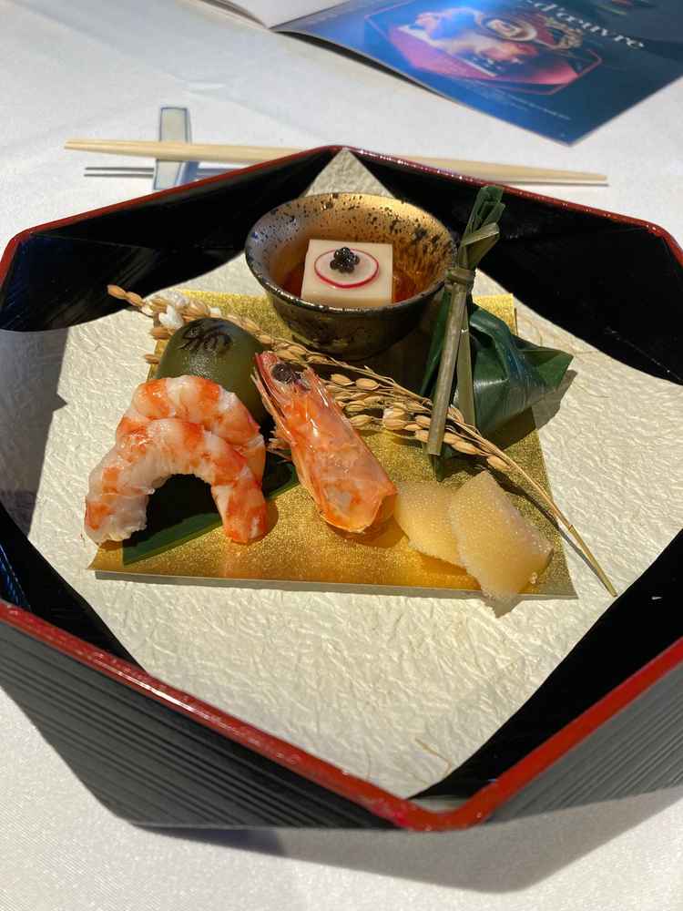 食事1。縁起物が多く和の印象が強い。