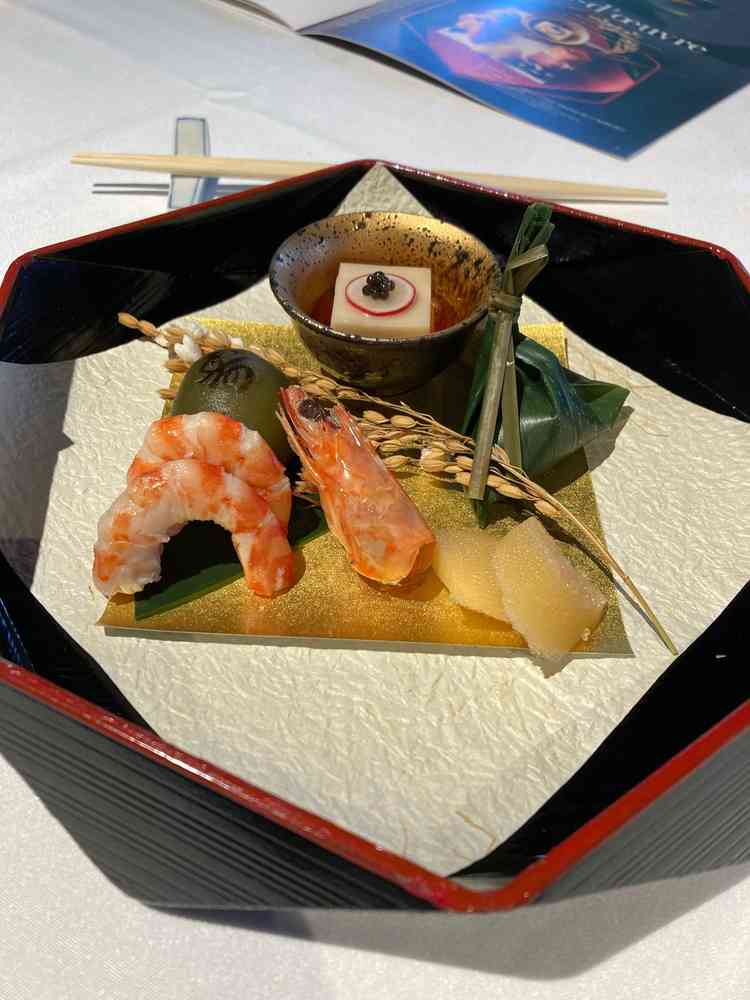 食事1。縁起物が多く和の印象が強い。