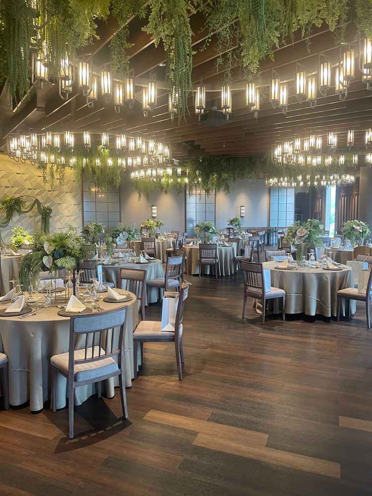 次に見せていただいた披露宴会場 グラシエントの写真。扇型でゲストとの距離が近くなり、よかった。