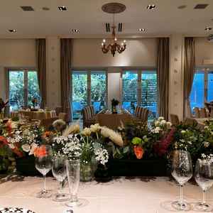 白を基調とする披露宴会場の高砂のからの景色の写真。実際に座ると実感が湧き、イメージが膨らんだ。