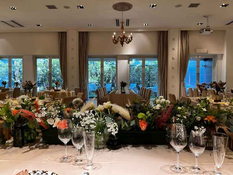 白を基調とする披露宴会場の高砂のからの景色の写真。実際に座ると実感が湧き、イメージが膨らんだ。