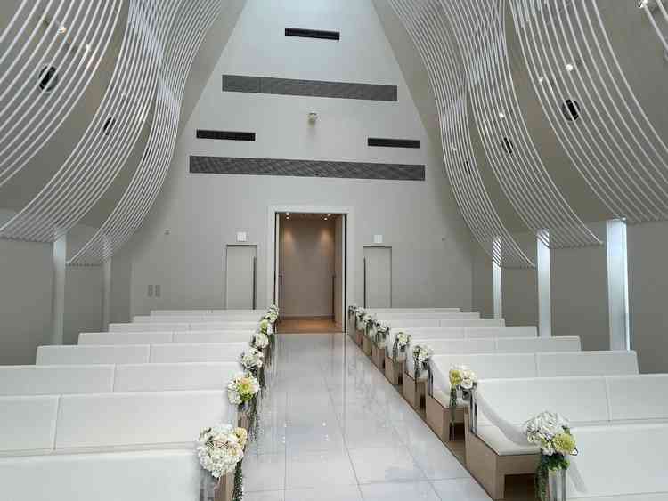 チャペルの内装。白基調としておりとても素敵でした。