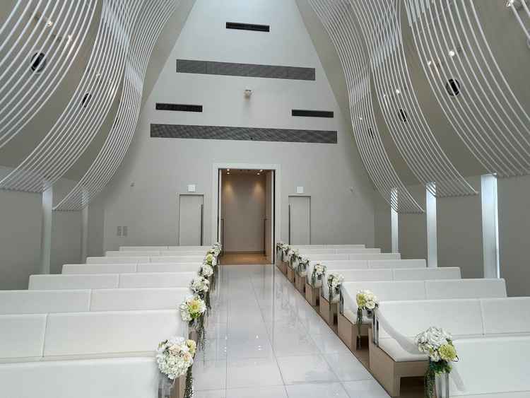 チャペルの内装。白基調としておりとても素敵でした。