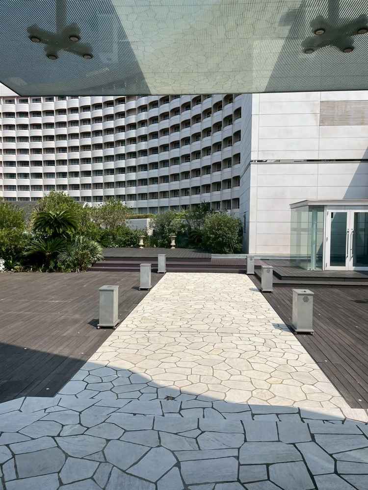 クリスタルチャペルとの渡り廊下。