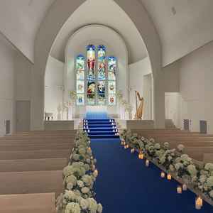 大聖堂のチャペルです。青のバージンロード、正面にはステンドグラスが輝いています。