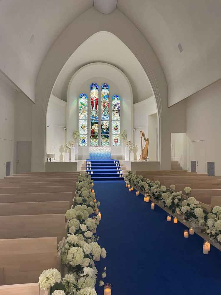 大聖堂のチャペルです。青のバージンロード、正面にはステンドグラスが輝いています。