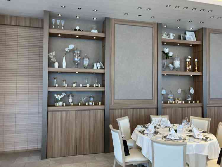 披露宴会場は木目とホワイトの雑貨でナチュラル