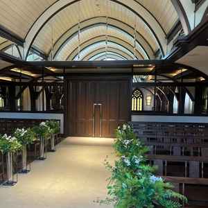 チャペルの写真。天井が高く、壁も鏡張りで広く感じた。