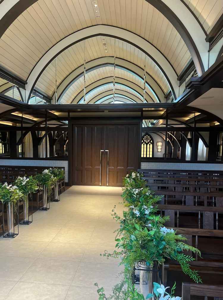 チャペルの写真。天井が高く、壁も鏡張りで広く感じた。