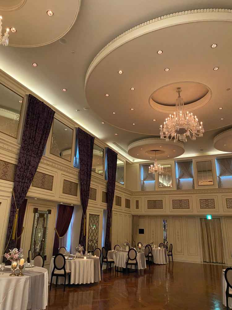 こちらも天井が高く開放感がある披露宴会場。広くてゲスト人数の幅にも融通がきく。