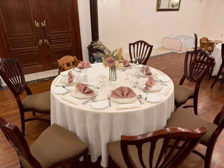 披露宴会場にセッティングされていた会場装飾。ピンク色で統一されていて可愛かったです。