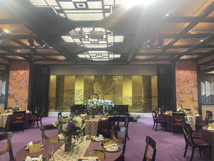 入り口の扉の重厚感と金屏風のインパクトがすごかったです！