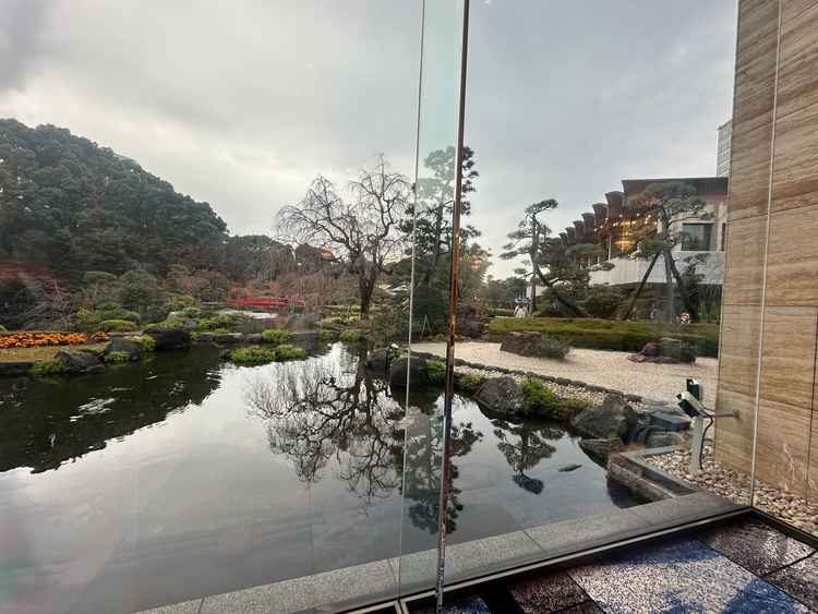 鳳凰西の間の披露宴会場からの景色です。庭園の池と橋の眺めが堪能できます。